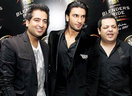 सितारों ने रंगीन किया ब्लेंडर्स प्राइड फैशन टूर । फैशन फोटो