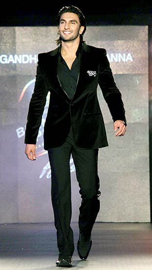 सितारों ने रंगीन किया ब्लेंडर्स प्राइड फैशन टूर । फैशन फोटो