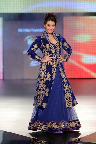 सितारों ने रंगीन किया ब्लेंडर्स प्राइड फैशन टूर । फैशन फोटो