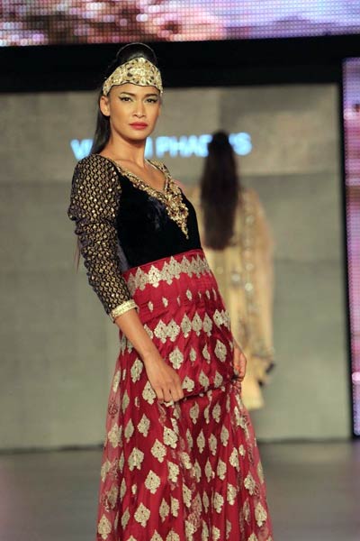 सितारों ने रंगीन किया ब्लेंडर्स प्राइड फैशन टूर । फैशन फोटो