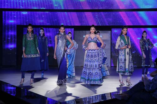 सितारों ने रंगीन किया ब्लेंडर्स प्राइड फैशन टूर । फैशन फोटो