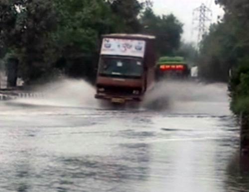 दिल्‍ली में भारी बारिश, तालाब में तब्‍दील हुई सड़कें | पढ़ें