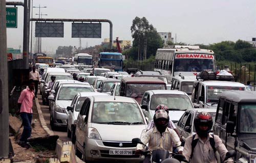 दिल्‍ली में भारी बारिश, तालाब में तब्‍दील हुई सड़कें | पढ़ें