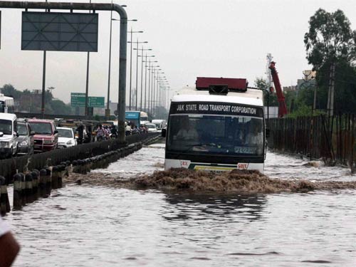 दिल्‍ली में भारी बारिश, तालाब में तब्‍दील हुई सड़कें | पढ़ें