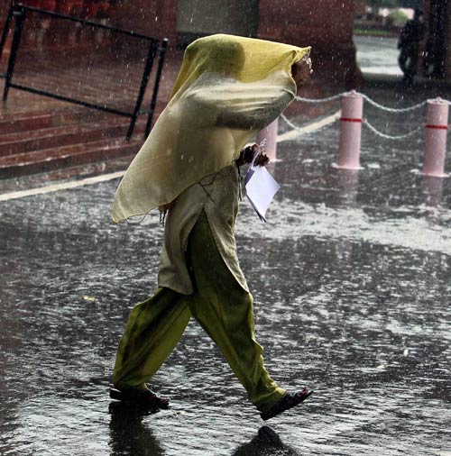 दिल्‍ली में भारी बारिश, तालाब में तब्‍दील हुई सड़कें | पढ़ें