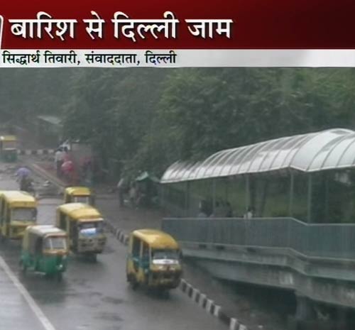 दिल्‍ली में भारी बारिश, तालाब में तब्‍दील हुई सड़कें | पढ़ें