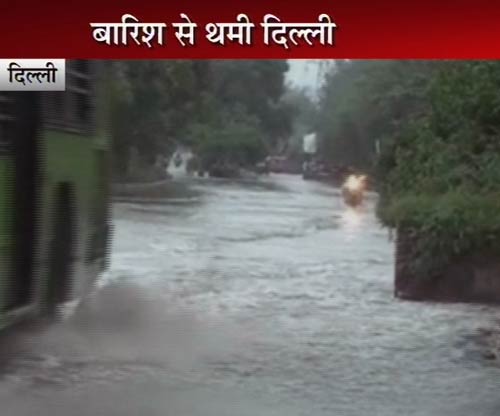 दिल्‍ली में भारी बारिश, तालाब में तब्‍दील हुई सड़कें | पढ़ें