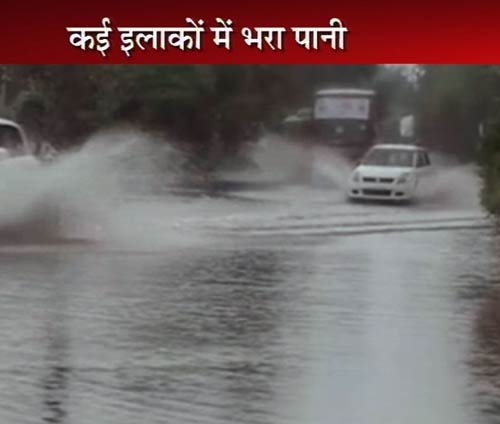 दिल्‍ली में भारी बारिश, तालाब में तब्‍दील हुई सड़कें | पढ़ें