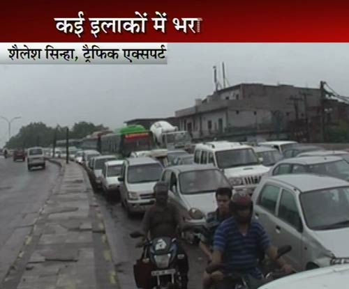 दिल्‍ली में भारी बारिश, तालाब में तब्‍दील हुई सड़कें | पढ़ें