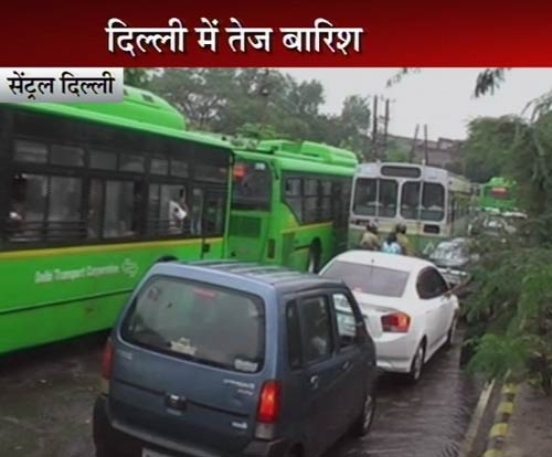 दिल्‍ली में भारी बारिश, तालाब में तब्‍दील हुई सड़कें | पढ़ें