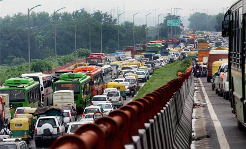 दिल्‍ली में भारी बारिश, तालाब में तब्‍दील हुई सड़कें | पढ़ें