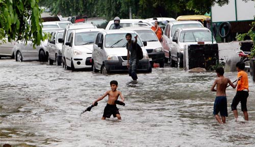 दिल्‍ली में भारी बारिश, तालाब में तब्‍दील हुई सड़कें | पढ़ें