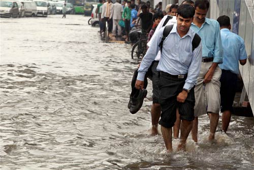 दिल्‍ली में भारी बारिश, तालाब में तब्‍दील हुई सड़कें | पढ़ें