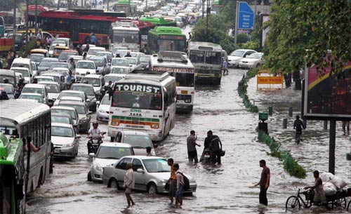 दिल्‍ली में भारी बारिश, तालाब में तब्‍दील हुई सड़कें | पढ़ें