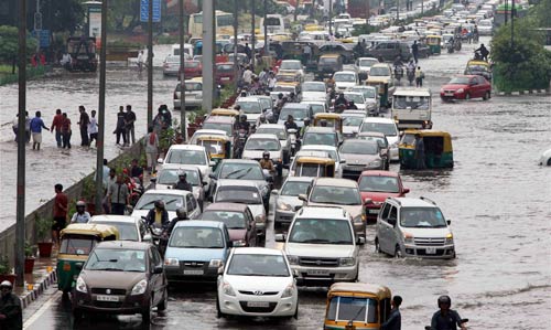 दिल्‍ली में भारी बारिश, तालाब में तब्‍दील हुई सड़कें | पढ़ें