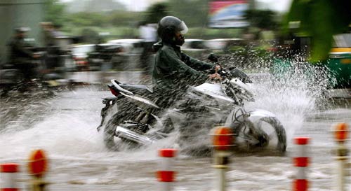 दिल्‍ली में भारी बारिश, तालाब में तब्‍दील हुई सड़कें | पढ़ें