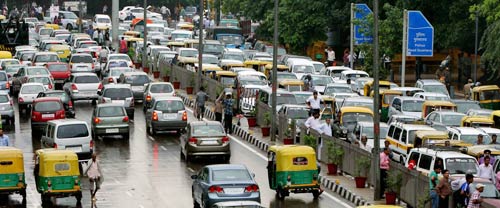 दिल्‍ली में भारी बारिश, तालाब में तब्‍दील हुई सड़कें | पढ़ें