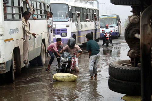 दिल्‍ली में भारी बारिश, तालाब में तब्‍दील हुई सड़कें | पढ़ें