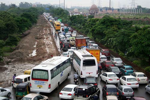 दिल्‍ली में भारी बारिश, तालाब में तब्‍दील हुई सड़कें | पढ़ें