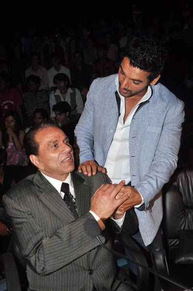 'फोर्स' का प्रचार करते जॉन-जेनेलिया | बिना मेकअप अभिनेत्रियां