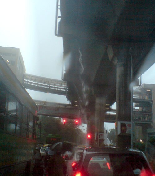 दिल्‍ली में भारी बारिश, तालाब में तब्‍दील हुई सड़कें | पढ़ें