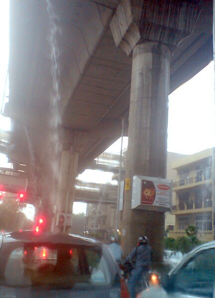 दिल्‍ली में भारी बारिश, तालाब में तब्‍दील हुई सड़कें | पढ़ें