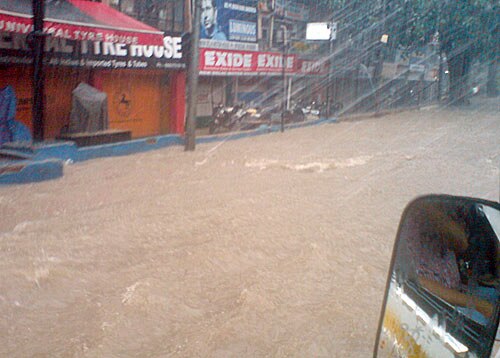 दिल्‍ली में भारी बारिश, तालाब में तब्‍दील हुई सड़कें | पढ़ें