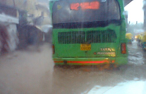 दिल्‍ली में भारी बारिश, तालाब में तब्‍दील हुई सड़कें | पढ़ें