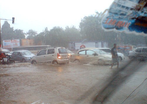 दिल्‍ली में भारी बारिश, तालाब में तब्‍दील हुई सड़कें | पढ़ें