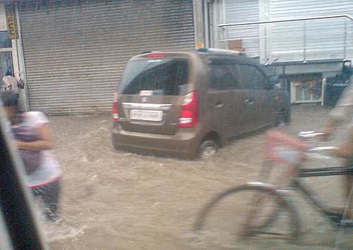 दिल्‍ली में भारी बारिश, तालाब में तब्‍दील हुई सड़कें | पढ़ें