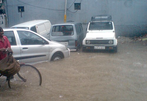 दिल्‍ली में भारी बारिश, तालाब में तब्‍दील हुई सड़कें | पढ़ें