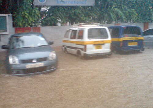 दिल्‍ली में भारी बारिश, तालाब में तब्‍दील हुई सड़कें | पढ़ें