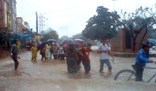 दिल्‍ली में भारी बारिश, तालाब में तब्‍दील हुई सड़कें | पढ़ें