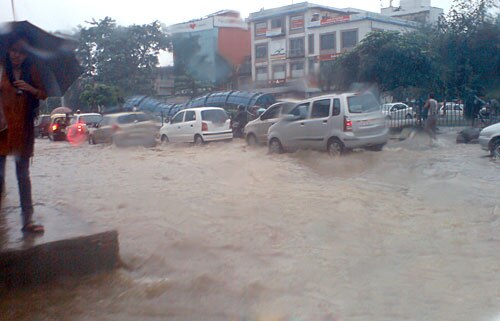 दिल्‍ली में भारी बारिश, तालाब में तब्‍दील हुई सड़कें | पढ़ें