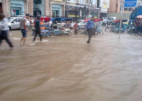 दिल्‍ली में भारी बारिश, तालाब में तब्‍दील हुई सड़कें | पढ़ें