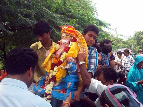 अगले बरस तू जल्‍दी आ... | ऐश्‍वर्या ने की गणपति की पूजा