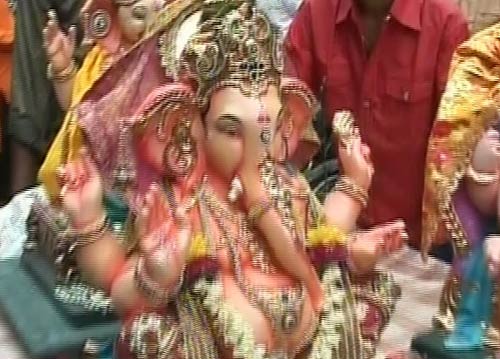 गणेशोत्‍सव की धूम में भक्‍तगण मग्‍न |  मंत्र करेंगे बेड़ा पार