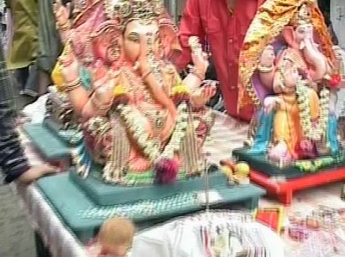 गणेशोत्‍सव की धूम में भक्‍तगण मग्‍न |  मंत्र करेंगे बेड़ा पार