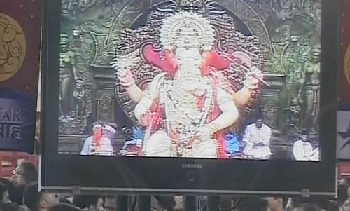 गणेशोत्‍सव की धूम में भक्‍तगण मग्‍न |  मंत्र करेंगे बेड़ा पार