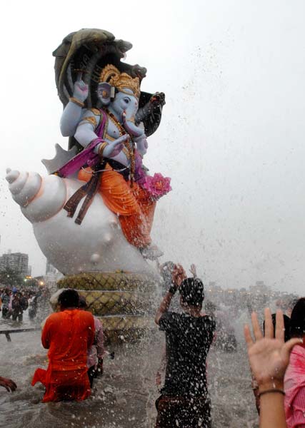 ऐश्‍वर्या ने की गणपति की पूजा