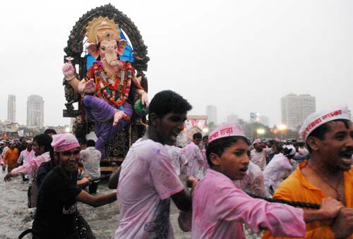 ऐश्‍वर्या ने की गणपति की पूजा