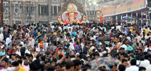 ऐश्‍वर्या ने की गणपति की पूजा