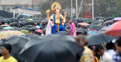 ऐश्‍वर्या ने की गणपति की पूजा