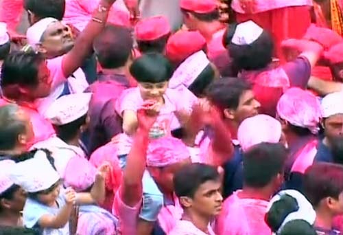 अगले बरस तू जल्‍दी आ... | ऐश्‍वर्या ने की गणपति की पूजा