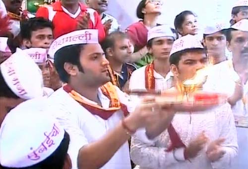 अगले बरस तू जल्‍दी आ... | ऐश्‍वर्या ने की गणपति की पूजा