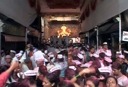 अगले बरस तू जल्‍दी आ... | ऐश्‍वर्या ने की गणपति की पूजा