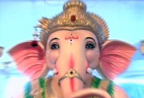 अगले बरस तू जल्‍दी आ... | ऐश्‍वर्या ने की गणपति की पूजा