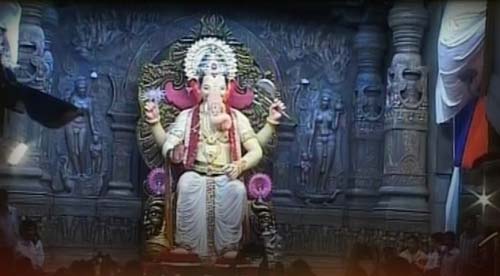 अगले बरस तू जल्‍दी आ... | ऐश्‍वर्या ने की गणपति की पूजा