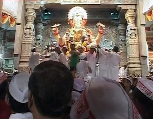 अगले बरस तू जल्‍दी आ... | ऐश्‍वर्या ने की गणपति की पूजा