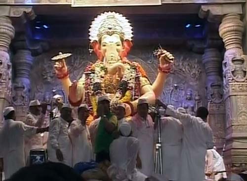 अगले बरस तू जल्‍दी आ... | ऐश्‍वर्या ने की गणपति की पूजा